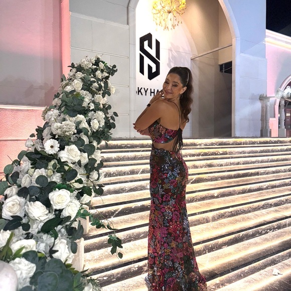 Mac dugal size 8 Women's Sequin Embellished Cross Neck Gown - Picture 4 of 5